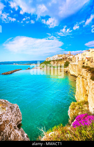 Stadt auf dem Felsen von Vieste, Gargano, Apulien, Süditalien, Europa. Stockfoto