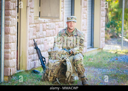 Us-Armee SPC. Johnny Long, US-Armee Cyber Befehl zugewiesen, bereiten seine Mission Oriented schützende Haltung Gang zu sammeln müssen vor dem Löschen der ausgewählten simulierten Chemische labortories während der besten Krieger Wettbewerb 2017 auf Fort A.P. Hill, Virginia, 4. Oktober 2017. Das BWC ist eine jährliche einwöchige Veranstaltung, die 22 Soldaten aus 11 großen Befehle auf ihre körperlichen und geistigen Fähigkeiten testen. (U.S. Armee Foto von Sgt. Steven L. Galimore) Stockfoto