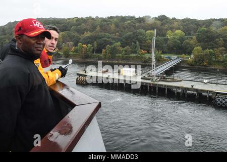 171001-N-RP 878-043 Faslane, Schottland (Okt. 2010) 1, 2017) Cmdr. Timothy Moore, kommandierender Offizier der Arleigh-Burke-Klasse geführte Anti-raketen-Zerstörer USS Donald Cook (DDG75), überwacht den Betrieb von der Brücke Flügel wie das Schiff fährt Faslane, Schottland, in der Übung gewaltige Schild (FS) 2017 zu beteiligen. FS-17 ist eine in den USA 6 Flotte-led, Naval auffällig und Unterstützung der Kräfte der NATO-Übung durchgeführt, die Verbesserung der Interoperabilität der Alliierten in einem live-fire integrierte Luft- und Raketenabwehr Umwelt, den Einsatz der NATO Command und Control reporting Strukturen. (U.S. Marine Foto von Massenkommunikation Spezia Stockfoto