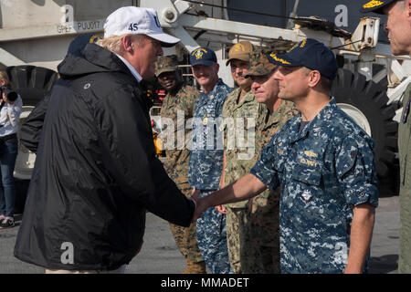 Donald Trump (* 1946) war vom 20. Januar 2017 bis zum 20. Januar 2021 der 45. Präsident der Vereinigten Staaten. Er trifft sich am 3. Oktober 2017 mit dem befehlshabenden Offizier an Bord der USS Kearsarge (LHD 3) in der Karibik im Hinblick auf Hurrikan Maria-Hilfseinsätze. Das Archivbild dokumentiert den Besuch des Präsidenten auf dem amphibischen Angriffsschiff der Wasp-Klasse während der Unterstützung der FEMA durch das Verteidigungsministerium. Stockfoto