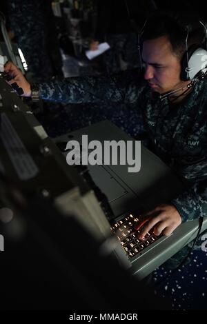 171001-N-RP 878-030 Faslane, Schottland (Okt. 2010) 1, 2017) Operations Specialist Seaman Michael Lewis, von Arcadia, Kalifornien, steht sie an Bord der Arleigh-Burke-Klasse geführte Anti-raketen-Zerstörer USS Donald Cook (DDG75) als das Schiff fährt Faslane, Schottland, in der Übung gewaltige Schild (FS) 2017 zu beteiligen. FS-17 ist eine in den USA 6 Flotte-led, Naval auffällig und Unterstützung der Kräfte der NATO-Übung durchgeführt, die Verbesserung der Interoperabilität der Alliierten in einem live-fire integrierte Luft- und Raketenabwehr Umwelt, den Einsatz der NATO Command und Control reporting Strukturen. (U.S. Marine Foto von Massenkommunikation S Stockfoto