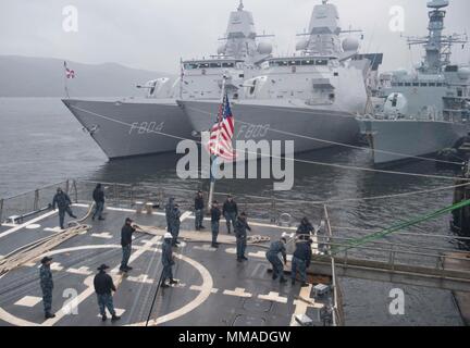 171001-N-WV 703-0019 Faslane, Schottland (Okt. 2010) 1, 2017) Segler Heben der Augenbraue der Arleigh-Burke-Klasse geführte-missile Destroyer USS Winston S. Churchill (DDG81) als das Schiff fährt Faslane, Schottland, während der Übung gewaltige Schild (FS) 2017. FS-17 ist eine in den USA 6 Flotte-led, Naval auffällig und Unterstützung der Kräfte der NATO-Übung zur Verbesserung der Interoperabilität der Alliierten in einem live-fire integrierte Luft- und Raketenabwehr Umgebung mit NATO-Kommando und Kontrolle Berichtsstrukturen. (U.S. Marine Foto von Mass Communication Specialist 2. Klasse Amy M. Ressler/Freigegeben) Stockfoto