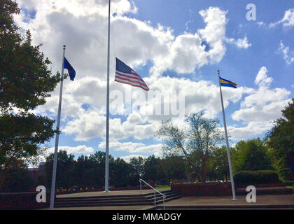 171002-N-ST 310-002 Norfolk, Virginia (Okt. 2010) 2, 2017) Die amerikanische Flaggen an der Naval Station Norfolk fliegen auf Halbmast die Opfer der Las Vegas shooting zu ehren. Die Flags werden bei der Hälfte bleiben - Personal bis zum Sonnenuntergang am Okt. 6, 2017. (U.S. Marine Foto von David Todd/Freigegeben) Stockfoto