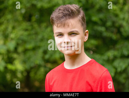 Portrait von Teen boy in park