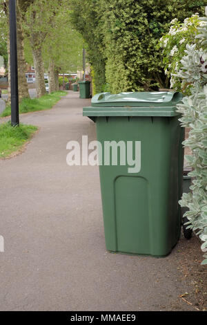 Mai 2018 - Die Green Garden Recycling bins an einem grünen Vorstadtstraße in Portishead, North Somerset. In der Nähe von Bristol, England. Stockfoto