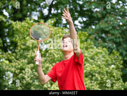 Teen junge Badminton im Park spielen Stockfoto