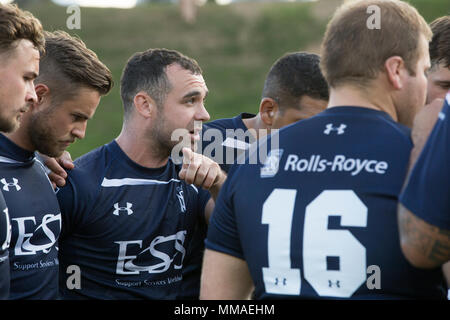 Eine königliche Sailor zugeordnet die Royal Navy Rugby Team spricht vor Beginn der Ausstellung Spiel zwischen der Marine und Royal Navy Rugby Team Rugby Team bei Butler Stadium auf der Marine Corps Base Quantico, Virginia, Sept. 20, 2017. Das Match war ein Teil der Royal Navy Rugby Union Senior XV Tour, die der Gleichen gegen die United States Naval Academy und dem Potomac Rugby Club bestand. (U.S. Marine Corps Foto von Lance Cpl. Cristian L. Ricardo) Stockfoto