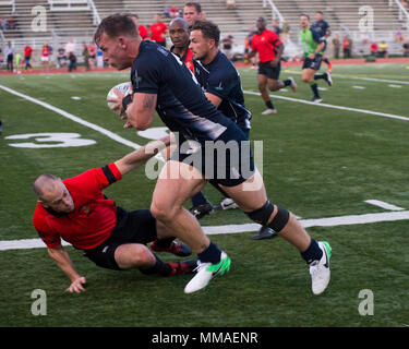 Eine königliche Matrose der Königlichen Marine Rugby Team zugewiesenen läuft mit dem Ball im Rugby Spiel bei Butler Stadium auf der Marine Corps Base Quantico, Virginia, Sept. 20, 2017. Die Ausstellung war Teil der Royal Navy Rugby Union Senior XV Tour, die Spiele gegen die United States Naval Academy und dem Potomac Rugby Club bestand. (U.S. Marine Corps Foto von Lance Cpl. Hilario Martinez) Stockfoto