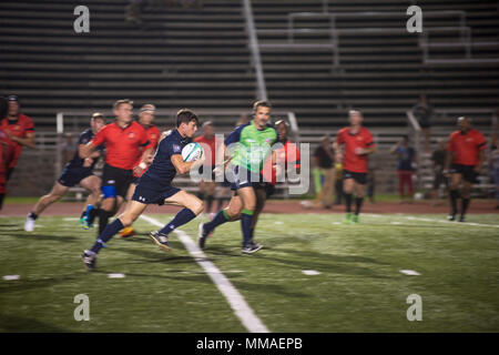 Eine königliche Matrose der Königlichen Marine Rugby Team zugewiesenen läuft mit dem Ball während ein Rugby Spiel bei Butler Stadium auf der Marine Corps Base Quantico, Virginia, Sept. 20, 2017. Die Ausstellung war Teil der Royal Navy Rugby Union Senior XV Tour, die Spiele gegen die United States Naval Academy und dem Potomac Rugby Club bestand. (U.S. Marine Corps Foto von Lance Cpl. Hilario Martinez) Stockfoto