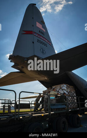 Flieger Position eine K-Lader, die Wasser- und Ready-to-Eat Mahlzeiten hinter einer C-130 Hercules bei Dobbins Air Reserve Base, Ga 4. Flieger geladen ein Mansfield Air National Guard C-130 mit insgesamt 23,390 lbs Nahrung und Wasser, die in Puerto Rico wird transportiert und an die Bedürftigen verteilt werden. (U.S. Air Force Foto von Tech. Sgt. Kelly Goonan) Stockfoto