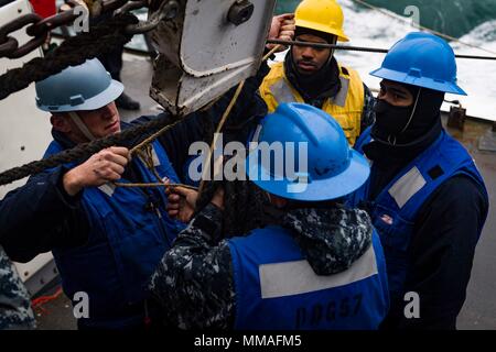 171004-N-EO 381-089 IRISCHE SEE (Okt. 2010) 4, 2017) Segler der Arleigh-Burke-Klasse geführte Anti-raketen-Zerstörer USS Mitscher (DDG81) eine Zeile während einer Auffüllung ausbauen-auf-See mit der Lewis und Clark-Klasse Dry Cargo und Munition ship USNS Medgar Evers (T-AKE 13). Mitscher führt naval Operations in den USA 6 Flotte Bereich der Maßnahmen zur Unterstützung der US-amerikanischen nationalen Sicherheitsinteressen in Europa. (U.S. Marine Foto von Mass Communication Specialist 3. Klasse Casey J.Hopkins/Freigegeben) Stockfoto