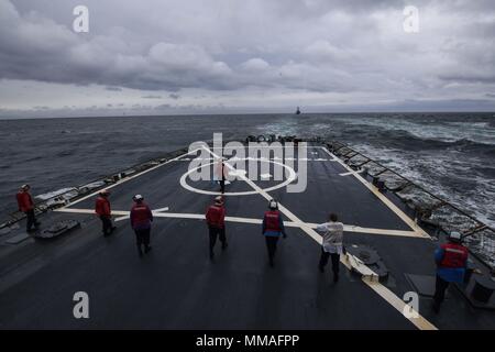 171004-N-RP 878-153 IRISCHE SEE (Okt. 2010) 4, 2017) Matrosen an Bord der Arleigh-Burke-Klasse geführte Anti-raketen-Zerstörer USS Donald Cook (DDG75) führen ein Fremdkörper Fremdkörper walkdown während der Übung gemeinsame Krieger 17-2, 4. Oktober 2017. Gemeinsame Krieger ist ein UK-led, multinationale Übung, die Interoperabilität und die Zusammenarbeit in allen Bereichen anwendbar Kriegsführung entwickelt. (U.S. Marine Foto von Mass Communication Specialist 1. Klasse Theron J. Godbold/Freigegeben) Stockfoto