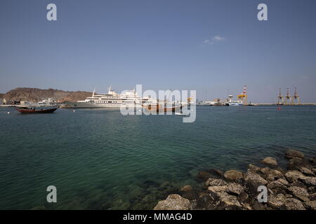 Ein traditionelles Dhow Boot und Yacht von Sultan Qaboos auf Mutrah Hafen - Muscat - Sultanat Oman Stockfoto