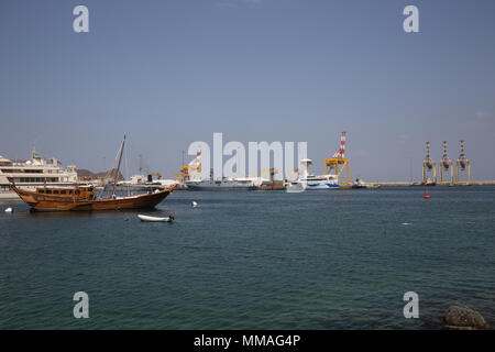 Ein traditionelles Dhow Boot und Yacht von Sultan Qaboos auf Mutrah Hafen - Muscat - Sultanat Oman Stockfoto