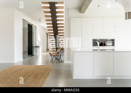 Apartment mit offener Küche und Treppe Stockfoto