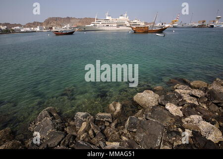 Ein traditionelles Dhow Boot und Yacht von Sultan Qaboos auf Mutrah Hafen - Muscat - Sultanat Oman Stockfoto