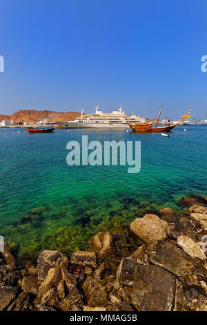 Ein traditionelles Dhow Boot und Yacht von Sultan Qaboos auf Mutrah Hafen - Muscat - Sultanat Oman Stockfoto