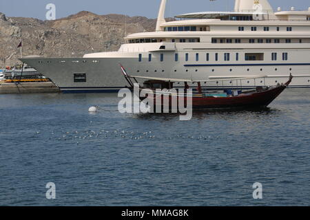 Ein traditionelles Dhow Boot und Yacht von Sultan Qaboos auf Mutrah Hafen - Muscat - Sultanat Oman Stockfoto