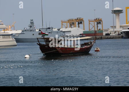 Ein traditionelles Dhow Boot und Yacht von Sultan Qaboos auf Mutrah Hafen - Muscat - Sultanat Oman Stockfoto