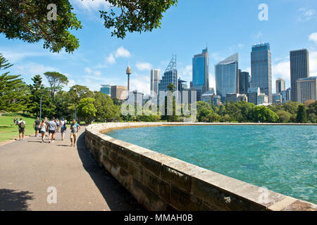 Ansicht süd-westlich entlang der Kante des Royal Botanic Gardens und Farm Cove (Wahganmuggalee) in Richtung Central Business District. Stockfoto