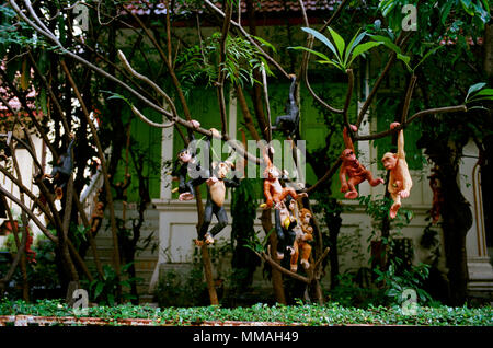 Exzentrische Affen in einem buddhistischen Tempel in Dusit in Bangkok, Thailand in Südostasien im Fernen Osten. Buddhismus Reisen Stockfoto