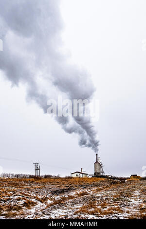 Thermische Energie, die aus unterirdischen vulkanischen Hot Springs in der Nähe einer ländlichen selttlement im südlichen Island extrahiert worden Stockfoto