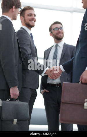 Geschäftspartner, die Hände schütteln Stockfoto