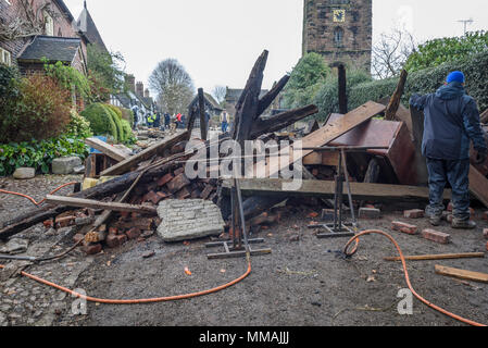 11. April 2018. Requisiten und Schmutz mit Flamme Bars eingerichtet, die für eine dramatische Szene im Great Budworth, Cheshire Dorf für Krieg der Welten. Stockfoto