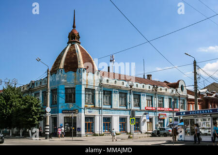 Syzran', Russland - August 16,2016: Schöne alte blaue Haus mit einer Kuppel auf dem zentralen Platz der Stadt. Stockfoto