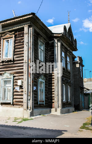 Syzran', Russland - August 16,2016: Seitenansicht des alten hölzernen zweistöckigen unbemalt Haus. Stockfoto