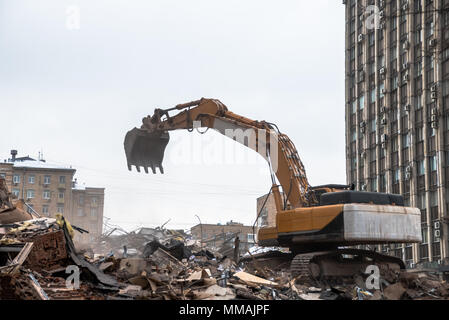 Hydraulischen brecher Bagger arbeiten auf abbruchbaustelle Stockfoto