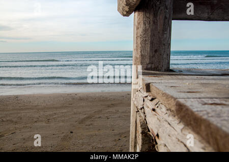 Leere Laufbelag Tisch mit Blick auf das Meer im Hintergrund. Stockfoto