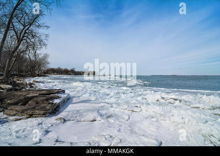 Die eisige Kälte und felsigen Ufer des Lake Erie im Nordwesten von Ohio. Stockfoto