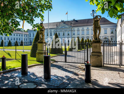 Schloss Bellevue Das Schloss Bellevue, Amtssitz des Bundespräsidenten, neoklassischen Gebäude im Bezirk Tiergarten, Berlin-Mitte. Das Gebäude Stockfoto