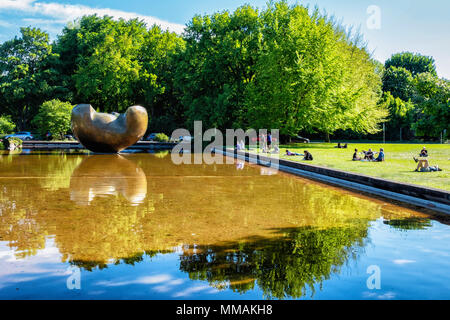 Berlin, Tiergarten. Henry Moore Skulptur im Teich vor dem HKW {Haus der Kulturen der Welt"). Stockfoto