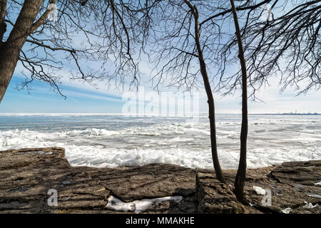 Die eisige Kälte und felsigen Ufer des Lake Erie im Nordwesten von Ohio. Stockfoto