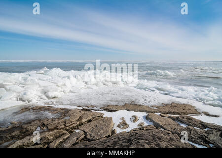 Die eisige Kälte und felsigen Ufer des Lake Erie im Nordwesten von Ohio. Stockfoto