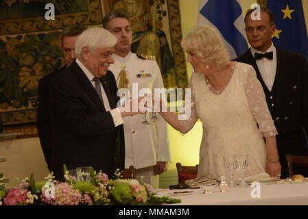 Athen, Griechenland. 09 Mai, 2018. Prokopis Pavlopoulos Präsident der Hellenischen Republik (links) schlägt mit seinem Glas mit der Herzogin von Cornwall Camilla Parker Bowles (rechts), am Ende der Rede, die in den offiziellen Abendessen. Credit: Dimitrios Karvountzis/Pacific Press/Alamy leben Nachrichten Stockfoto