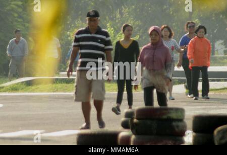 Madiun, Indonesien. 10. Mai, 2018. Bewohner Übung einen gemütlichen Spaziergang am Morgen Gutschrift zu tippen: Ajun Ally/Pacific Press/Alamy leben Nachrichten Stockfoto