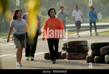 Madiun, Indonesien. 10. Mai, 2018. Bewohner Übung einen gemütlichen Spaziergang am Morgen Gutschrift zu tippen: Ajun Ally/Pacific Press/Alamy leben Nachrichten Stockfoto