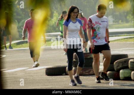 Madiun, Indonesien. 10. Mai, 2018. Bewohner Übung einen gemütlichen Spaziergang am Morgen Gutschrift zu tippen: Ajun Ally/Pacific Press/Alamy leben Nachrichten Stockfoto