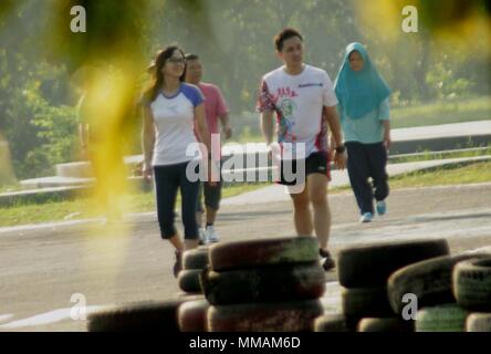 Madiun, Indonesien. 10. Mai, 2018. Bewohner Übung einen gemütlichen Spaziergang am Morgen Gutschrift zu tippen: Ajun Ally/Pacific Press/Alamy leben Nachrichten Stockfoto