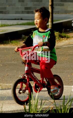 Madiun, Indonesien. 10. Mai, 2018. Kleine Kinder Erwachsene Radfahren pancal am Morgen Credit: Ajun Ally/Pacific Press/Alamy leben Nachrichten Stockfoto