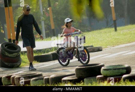 Madiun, Indonesien. 10. Mai, 2018. Kleine Kinder Erwachsene Radfahren pancal am Morgen Credit: Ajun Ally/Pacific Press/Alamy leben Nachrichten Stockfoto