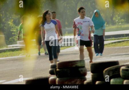 Madiun, Indonesien. 10. Mai, 2018. Bewohner Übung einen gemütlichen Spaziergang am Morgen Gutschrift zu tippen: Ajun Ally/Pacific Press/Alamy leben Nachrichten Stockfoto