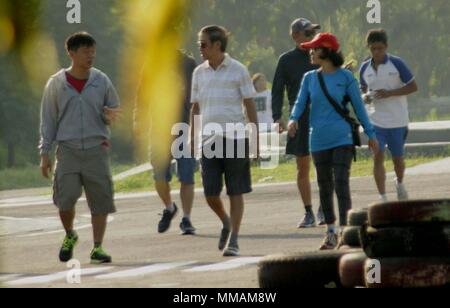 Madiun, Indonesien. 10. Mai, 2018. Bewohner Übung einen gemütlichen Spaziergang am Morgen Gutschrift zu tippen: Ajun Ally/Pacific Press/Alamy leben Nachrichten Stockfoto