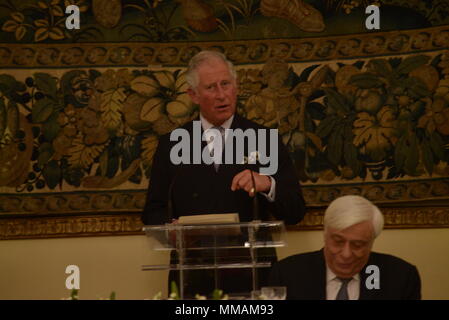 Athen, Griechenland. 09 Mai, 2018. Charles, Prinz von Wales, während seiner Rede in der offiziellen Abendessen in seiner Ehre in griechischen Präsidialerlass Herrenhaus, in Anwesenheit des Präsidenten der Griechischen Republik Prokopis Pavlopoulos. Credit: Dimitrios Karvountzis/Pacific Press/Alamy leben Nachrichten Stockfoto