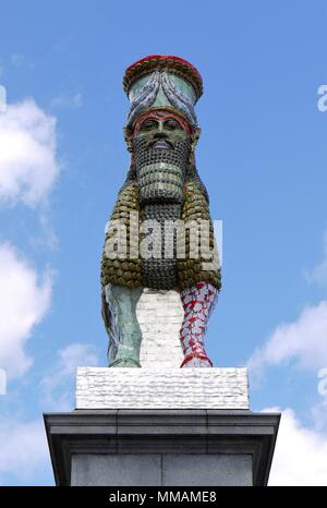 LONDON - 10. MAI 2018: Fourth Plinth an einem sonnigen Tag auf dem Trafalgar Square der unsichtbare Feind sollte nicht existieren, Skulptur des Künstlers Michael Rakowitz Stockfoto