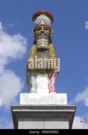LONDON - 10. MAI 2018: Fourth Plinth an einem sonnigen Tag auf dem Trafalgar Square der unsichtbare Feind sollte nicht existieren, Skulptur des Künstlers Michael Rakowitz Stockfoto