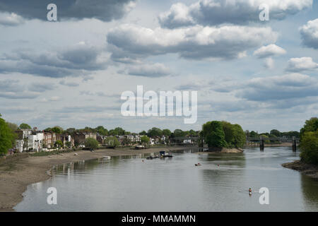 Blick auf die Themse Richtung Hammersmith von Kew Bridge übernommen. Foto Datum: Donnerstag, 3. Mai 2018. Foto: Roger Garfield/Alamy Stockfoto